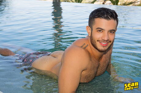 Amerykański mięśniak Manny i portugalski mięśniak Hector De Silva ssą i ruchają się nawzajem przy basenie