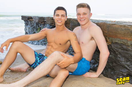 Der rumänische Kraftprotz Kaleb Stryker und der deutsche Muskelprotz Thom Barron bei einem heißen Arschfick nach einem Strandspaziergang