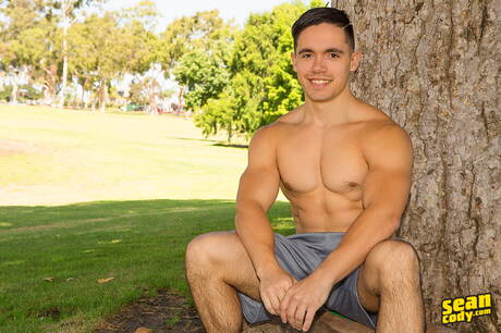 粗壯的蒙大拿和粗壯的拉斯蒂在戶外互相吸吮和操弄