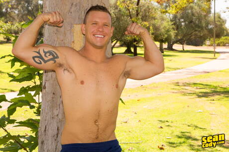 粗壯的蒙大拿和粗壯的拉斯蒂在戶外互相吸吮和操弄