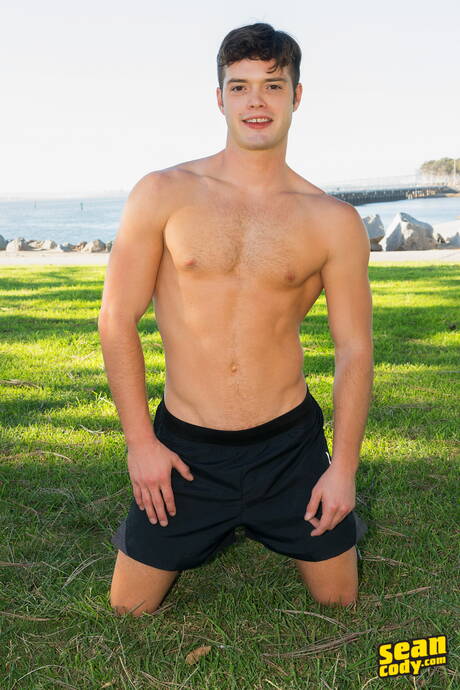 Der muskulöse Eric Manchester zieht sich aus und zeigt nach einem Strandspaziergang seinen schönen Hintern