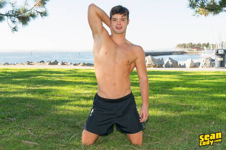 Der muskulöse Eric Manchester zieht sich aus und zeigt nach einem Strandspaziergang seinen schönen Hintern