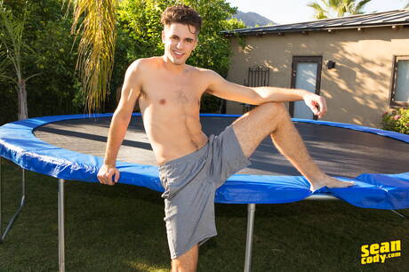 El rudo Jess y el corpulento portugués Héctor De Silva tienen una escena de pareja caliente en la piscina