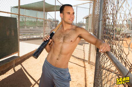 Well-built Frankie Valentine and muscular Joe in hot homosexual action in shower