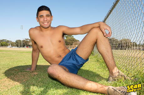 Well-built Frankie Valentine and muscular Joe in hot homosexual action in shower