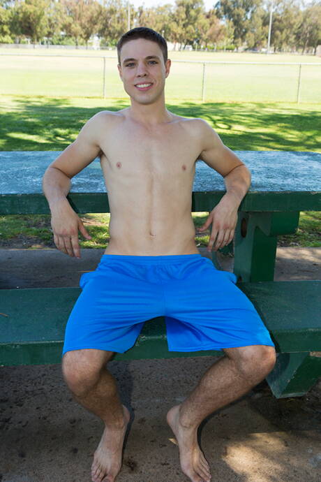 El musculoso Holden posando desnudo al aire libre