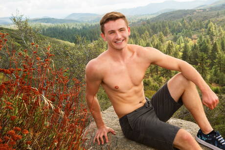 Husky facet Joey i czarny przystojniak Atticus Hendricks ruchają się w dupę po ssaniu na zewnątrz