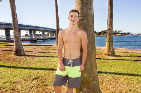 帥哥羅比在海灘散步後裸體擺造型，露出性感臀部