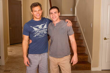 Der attraktive Jayden und der muskulöse Rowan bei einer heißen Arschfick-Action