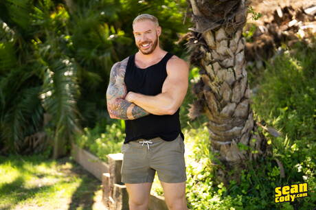 Hunky guy Phoenix and american bull Eddie Burke sucking and fucking each other outside