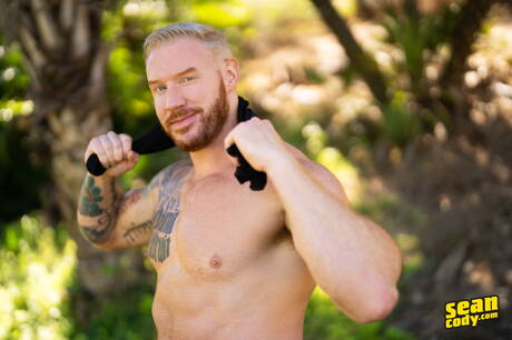 Il bel ragazzo Phoenix e il toro americano Eddie Burke si succhiano e si scopano a vicenda all