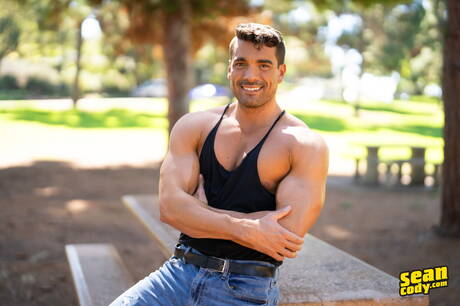 スーパースタッド・ブローガンとアメリカンブルのプレスリー・スコットが裸でポーズをとり、屋外で熱いお尻を見せる