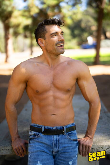 スーパースタッド・ブローガンとアメリカンブルのプレスリー・スコットが裸でポーズをとり、屋外で熱いお尻を見せる