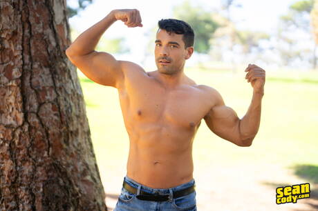 スーパースタッド・ブローガンとアメリカンブルのプレスリー・スコットが裸でポーズをとり、屋外で熱いお尻を見せる