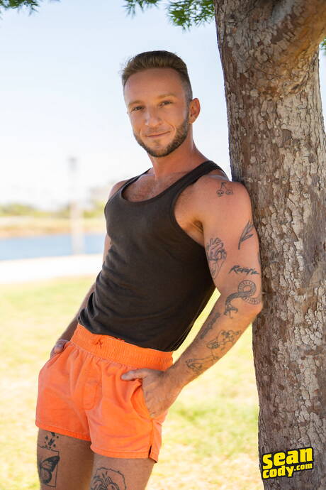 Der amerikanische Bodybuilder Axel Rockham und der starke Mann Jason Emre haben draußen heißen Paarsex