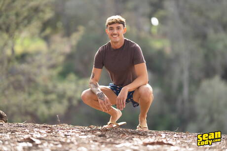 Stud Phoenix en gespierde Grayson in harde anale seks in de buitenlucht