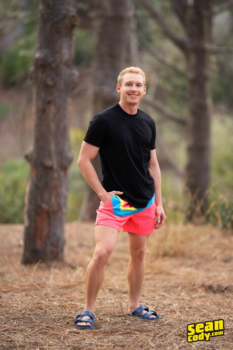 Sean Cody: Stud Phoenix and beefy Grayson in hard anal sex outdoor