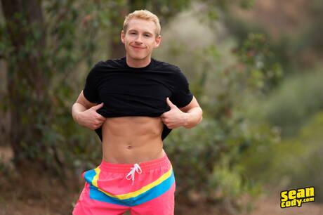 Stud Phoenix en gespierde Grayson in harde anale seks in de buitenlucht