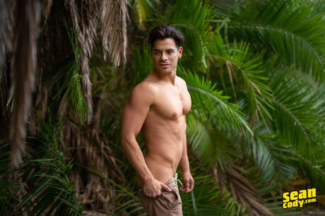 Der kaukasische muskulöse Olaf Mortensen posiert nackt und zeigt seinen Hintern draußen