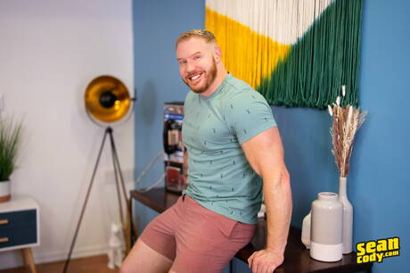 Les beaux mecs américains Johnny Donovan et le taureau fort Eddie Burke dans le sexe anal dur