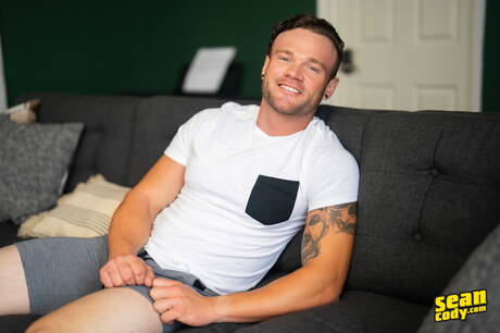 Der Hengst Sean und der attraktive Phoenix haben guten Analsex