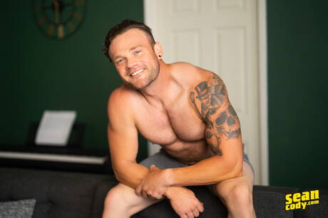 Der Hengst Sean und der attraktive Phoenix haben guten Analsex