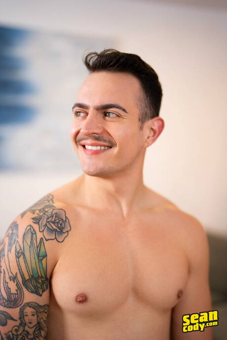 Superstudent Guido rozbiera się i pokazuje ciasny tyłek