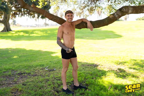 Stud Brogan i siłacz Phoenix w gorącej akcji ruchania w tyłek na świeżym powietrzu