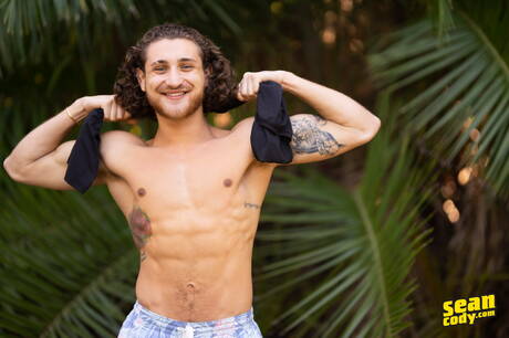 Siłacz David Handful pozuje nago i pokazuje gorące pośladki na zewnątrz