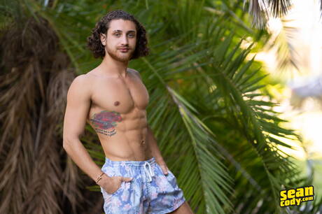 Siłacz David Handful pozuje nago i pokazuje gorące pośladki na zewnątrz