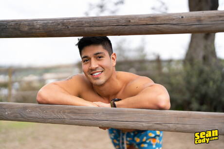 Der stämmige Lateinamerikaner Paco Colombiano posiert nackt draußen