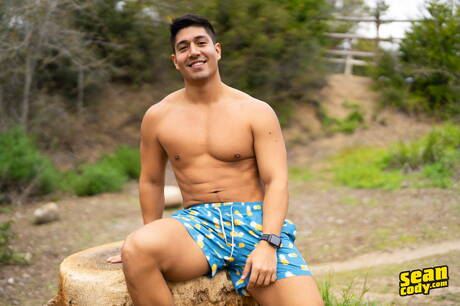 Der stämmige Lateinamerikaner Paco Colombiano posiert nackt draußen