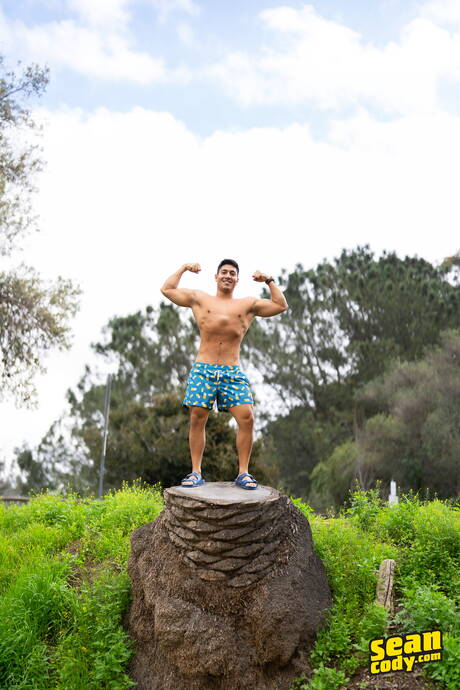 Der stämmige Lateinamerikaner Paco Colombiano posiert nackt draußen