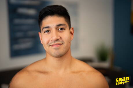 Sean Cody: 라틴계 허스키 남자 파코 콜롬비아노가 밖에서 알몸으로 포즈를 취하고 있다