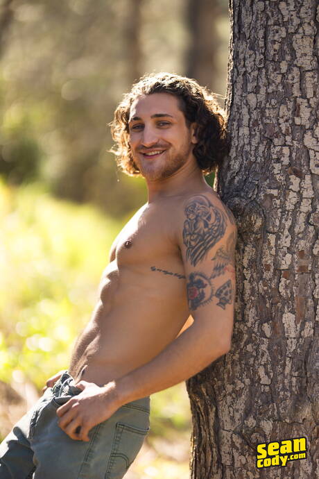 Superogier Guido i muskularny David Handful uprawiają dobry seks na świeżym powietrzu