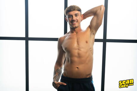 O robusto Phoenix e o musculoso Cole têm uma cena de casal quente