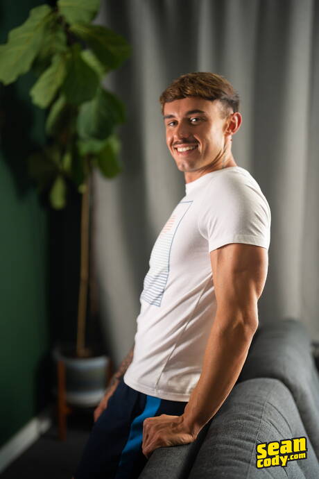 O robusto Phoenix e o musculoso Cole têm uma cena de casal quente