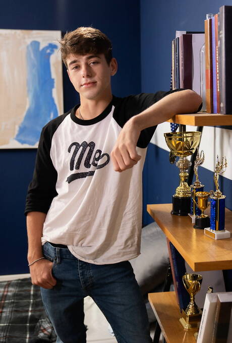 Los guapos chicos estadounidenses Joey Mills y el fornido Logan Aarons se follan el culo después de chuparlo