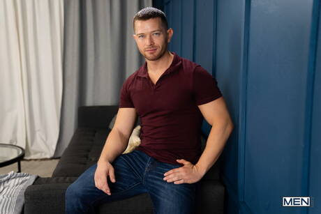 アメリカのスター、筋肉質のジョニー・ドノヴァンと毛深い熊のアルファ・ウルフが熱いカップルシーンを披露