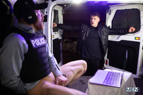 Canadian bodybuilder Malik Delgaty and french otter Olivier Robert have a good sex