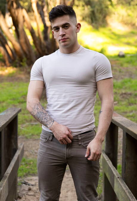 I bei ragazzi americani Trevor Brooks e il bel ragazzo Sam Ledger si sono scopati fuori