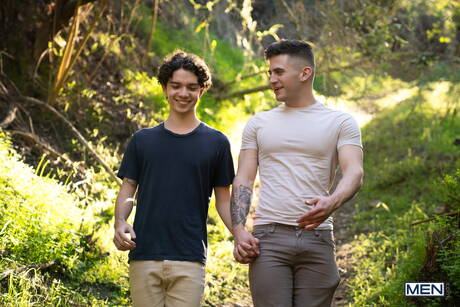 I bei ragazzi americani Trevor Brooks e il bel ragazzo Sam Ledger si sono scopati fuori