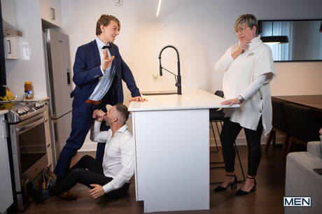 Piękny Kanadyjczyk Leo Louis i ogier Leo Bacchus w gorącej akcji ruchania w dupę w kuchni