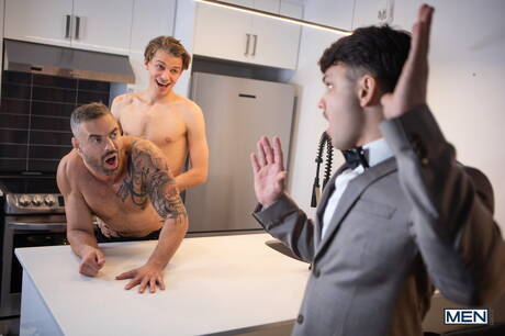 Piękny Kanadyjczyk Leo Louis i ogier Leo Bacchus w gorącej akcji ruchania w dupę w kuchni