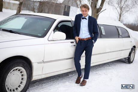 Canadian twink Leo Louis and american stud Enzo Muller have a hot sex outside