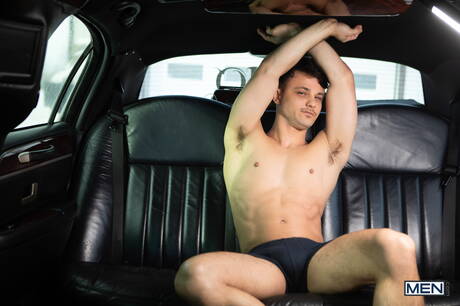 O twink canadense Leo Louis e o garanhão americano Enzo Muller fazem sexo quente ao ar livre