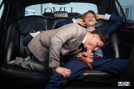 Canadian twink Leo Louis and american stud Enzo Muller have a hot sex outside