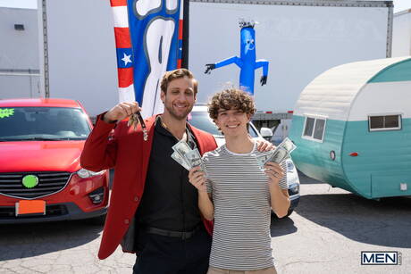 Due ragazzi americani si scontrano con Dom King e il giovane Sam Ledger in un