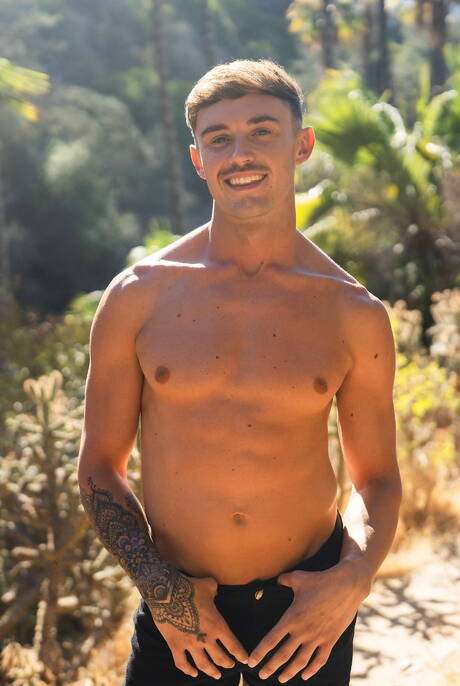 Dobrze zbudowany Devy i muskularny Phoenix ruchają się po ssaniu kutasa na zewnątrz