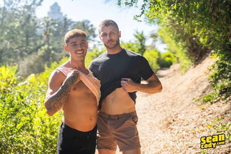 Dobrze zbudowany Devy i muskularny Phoenix ruchają się po ssaniu kutasa na zewnątrz